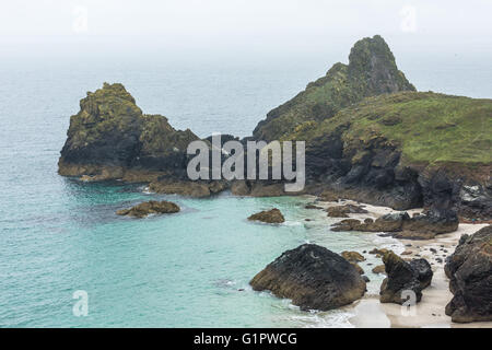 Kynance Cove en un jour brumeux, le lézard, Cornwall, UK Banque D'Images