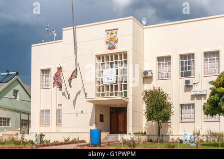 UNIONDALE, AFRIQUE DU SUD - 5 mars 2016 : l'entrée de l'édifice municipal et bibliothèque dans Uniondale. Banque D'Images