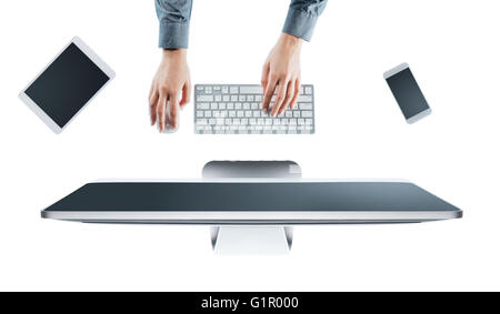 Business Woman working at Office 24 et en tapant sur un clavier, fond blanc, mains vue supérieure Banque D'Images