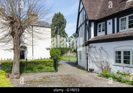 Petite cour à l'extérieur d'un noir et blanc chalet à colombages à Much Wenlock, Shropshire Banque D'Images