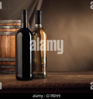 Des bouteilles de vin rouge et blanc et sur le tonneau en bois table cave de vinification, still life Banque D'Images