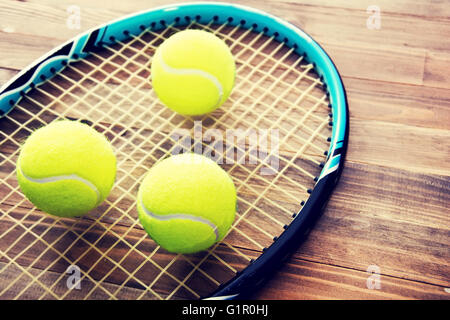 Jeu de tennis. Balle de tennis sur fond de bois. Retro Vintage photo. Banque D'Images