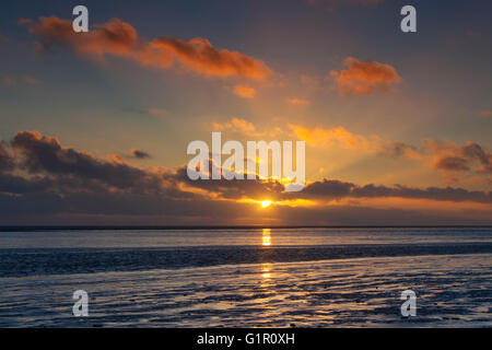 De soleil colorés sur la mer des Wadden Parc National, Frise du Nord, Allemagne Banque D'Images