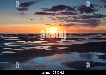 De soleil colorés sur la mer des Wadden Parc National, Frise du Nord, Allemagne Banque D'Images