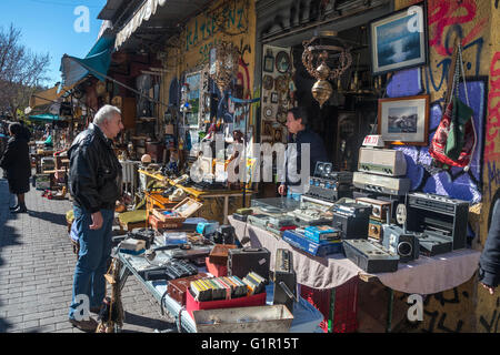 Les antiquités et de bric-à-brac marché à Monastiraki, dans le centre d'Athènes, Grèce Banque D'Images