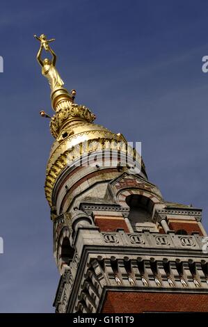 AJAXNETPHOTO. 2015. ALBERT.FRANCE. - GOLDEN VIRGIN - statue dorée de la Vierge Marie portant l'ENFANT JÉSUS EN ALTITUDE DOMINE LA TOUR DE LA BASILIQUE NOTRE DAME DES PARIS. STATUE A ÉTÉ UNE CIBLE POUR L'Artillerie Canons ALLEMANDS DURANT LA PREMIÈRE GUERRE MONDIALE. La VERSION ACTUELLE EST UNE RÉPLIQUE DE L'ORIGINAL, détruit pendant la PREMIÈRE GUERRE MONDIALE. PHOTO:JONATHAN EASTLAND/AJAX REF:152906 5409 Banque D'Images