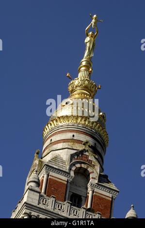 AJAXNETPHOTO. 2015. ALBERT.FRANCE. - GOLDEN VIRGIN - statue dorée de la Vierge Marie portant l'ENFANT JÉSUS EN ALTITUDE DOMINE LA TOUR DE LA BASILIQUE NOTRE DAME DES PARIS. STATUE A ÉTÉ UNE CIBLE POUR L'Artillerie Canons ALLEMANDS DURANT LA PREMIÈRE GUERRE MONDIALE. La VERSION ACTUELLE EST UNE RÉPLIQUE DE L'ORIGINAL, détruit pendant la PREMIÈRE GUERRE MONDIALE. PHOTO:JONATHAN EASTLAND/AJAX REF:D2X150107 5529 Banque D'Images