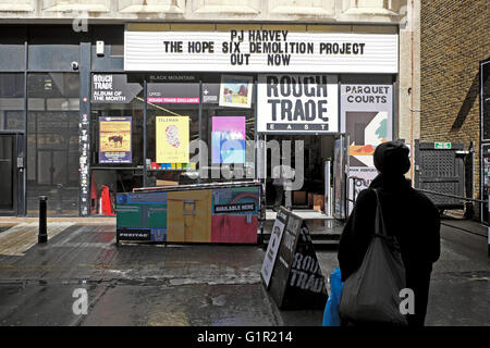 PJ Harvey sur le panneau à Rough Trade East magasin d'enregistrement près de Brick Lane dans Shoreditch Street East London UK KATHY DEWITT Banque D'Images