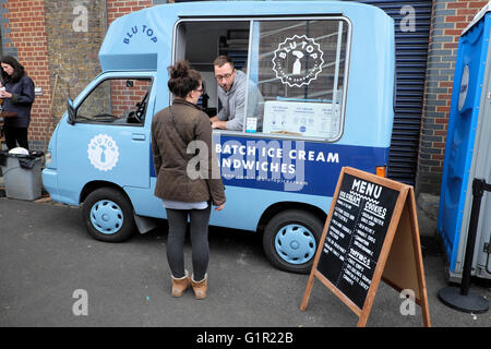 Jeune femme artisan d'achat de la crème glacée haut Blu van dans Maltby Street Market dans Bermondsey, South London UK KATHY DEWITT Banque D'Images