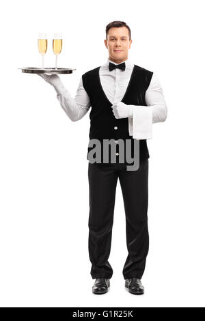 Portrait d'un jeune garçon tenant un plateau avec deux verres de vin blanc isolé sur fond blanc Banque D'Images