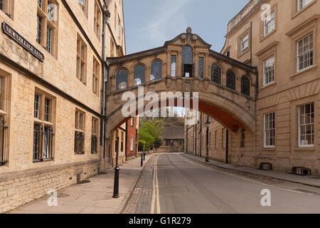 Hertford Bridge ou la célèbre Pont des Soupirs provenant de bovins dans les rues vides de la rue de rejoindre isolé deux parties de Hertford College Banque D'Images