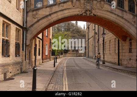 Hertford Bridge ou la célèbre Pont des Soupirs provenant de bovins dans les rues vides de la rue de la jointure de deux parties isolées avec cyclist Banque D'Images