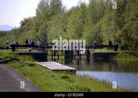 Les enfants sur les verrous de la Forth and Clyde canal près de Clydebank, Glasgow, Ecosse, Royaume-Uni. Banque D'Images