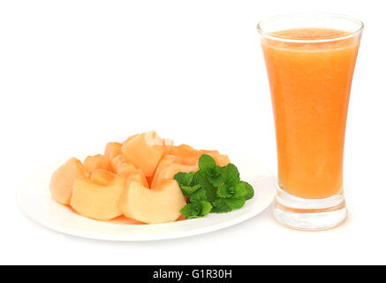 Jus de melon cucumis melo ou dans un verre avec des fruits en morceaux Banque D'Images