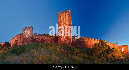 Le Portugal, l'Algarve : Vue nocturne du château de Silves mauresque Banque D'Images