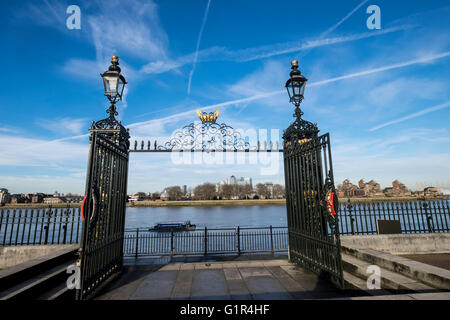 En regardant à travers les portes de l'Old Royal Naval College sur la Tamise et Canary Wharf Banque D'Images