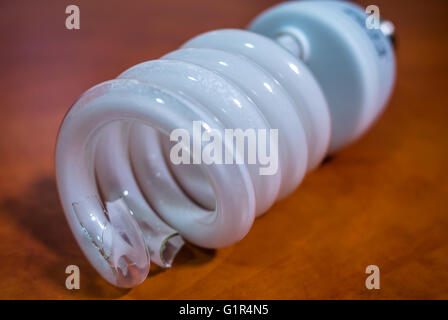 Ampoule cassée lumière sur fond brun, l'ombre Banque D'Images