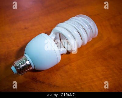 Ampoule cassée lumière sur fond brun, l'ombre Banque D'Images