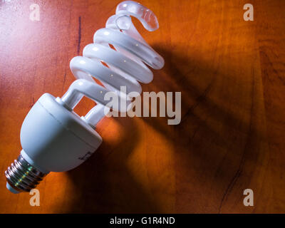 Ampoule cassée lumière sur fond brun, l'ombre Banque D'Images