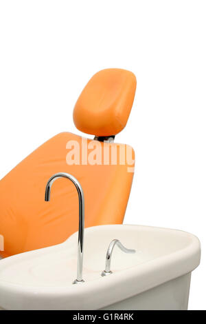 Côté vertical voir photo d'une orange fauteuil dentaire chrome avec un distributeur d'eau à l'avant isolé sur fond blanc Banque D'Images