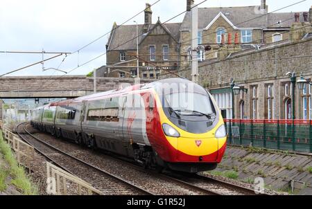 Pendolino Virgin Trains électriques sur la West Coast Main Line à Erquy avec une centrale de Glasgow à Londres. Banque D'Images