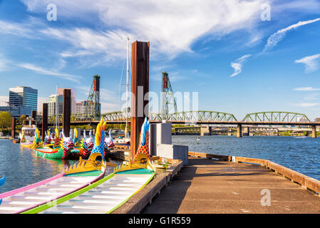 Les bateaux-dragons et le pont Hawthorne dans le centre-ville de Portland, Oregon Banque D'Images