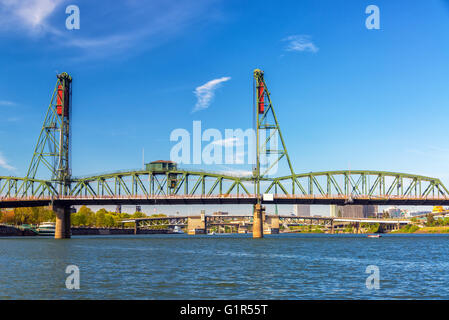 Vue sur le pont de Hawthorne dans le centre-ville de Portland, Oregon Banque D'Images