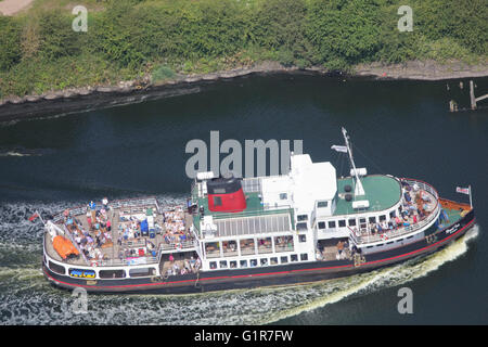 Une vue aérienne d'un confortable bateau croisière le long de la Manchester Ship Canal Banque D'Images