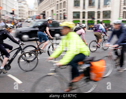 Les cyclistes sur l'autoroute de l'entreprise Cycle Nord-sud soir la navette du centre de la ville de Londres à cycle accueil. Banque D'Images