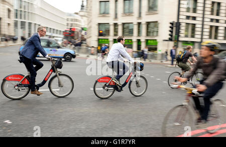 Les cyclistes sur l'autoroute de l'entreprise Cycle Nord-sud soir la navette du centre de la ville de Londres à cycle accueil. Banque D'Images