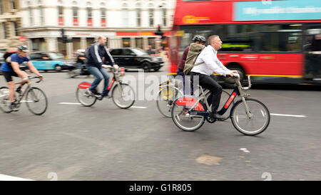 Les cyclistes sur l'autoroute de l'entreprise Cycle Nord-sud soir la navette du centre de la ville de Londres à cycle accueil. Banque D'Images