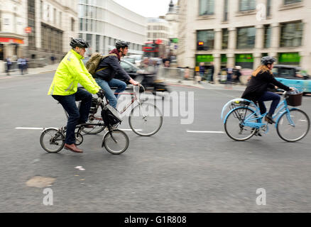 Cycliste de Veste haute visibilité jaune sur l'autoroute de l'entreprise Cycle Nord-sud soir la navette du centre de t Banque D'Images