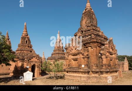 Groupe de stupas restaurés à Bagan, Birmanie - Myanmar Banque D'Images