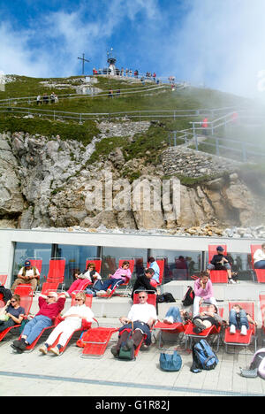 Le Mont Pilatus, Suisse - 23 août 2006 : l'ascension du sommet du Mont Pilatus et reposant sur des chaises longues de Pilatus K Banque D'Images