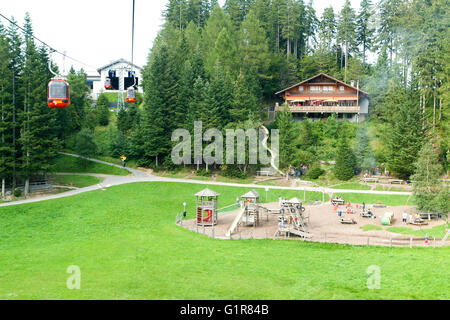 Le Mont Pilatus, Suisse - 23 août 2006 : Enfants jouant dans l'aire du Mont Pilatus sur les Alpes Suisses Banque D'Images