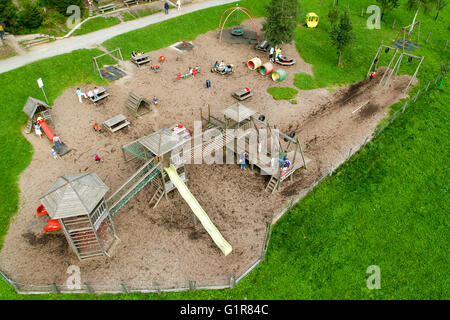 Le Mont Pilatus, Suisse - 23 août 2006 : Enfants jouant dans l'aire du Mont Pilatus sur les Alpes Suisses Banque D'Images