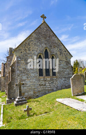 Église St Johns avec les pierres tombales dans cimetière de Tolpuddle, Dorset en Avril Banque D'Images