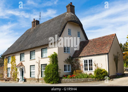 Charmante chaumière à Dorchester Road, Tolpuddle, Dorset en Avril Banque D'Images