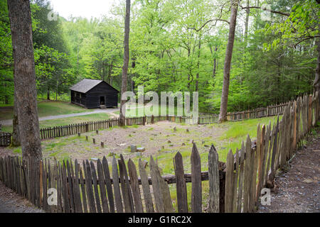 Great Smoky Mountains National Park, Arizona - La petite école et la Greenbrier Greenbrier cimetière. Banque D'Images