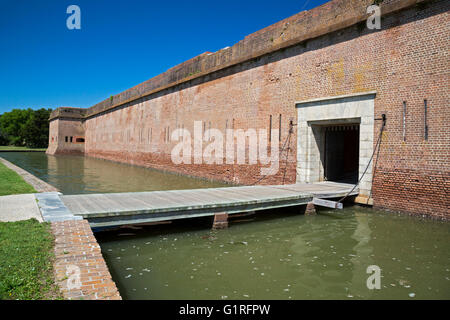 Savannah, Georgia - Fort Pulaski National Monument. Les visiteurs traversent un pont-levis au-dessus d'un fossé d'entrer dans le fort. Banque D'Images