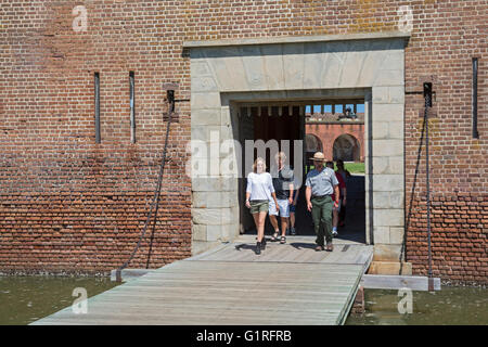 Savannah, Georgia - Fort Pulaski National Monument. Les visiteurs traversent un pont-levis au-dessus d'un fossé d'entrer dans le fort. Banque D'Images