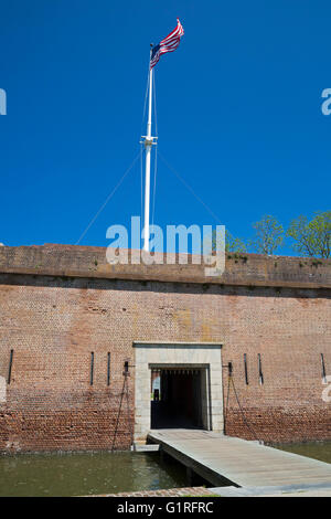 Savannah, Georgia - Fort Pulaski National Monument. Les visiteurs traversent un pont-levis au-dessus d'un fossé d'entrer dans le fort. Banque D'Images