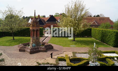 La fontaine au centre du jardin clos, de Cressing Temple, dans l'Essex, UK Banque D'Images