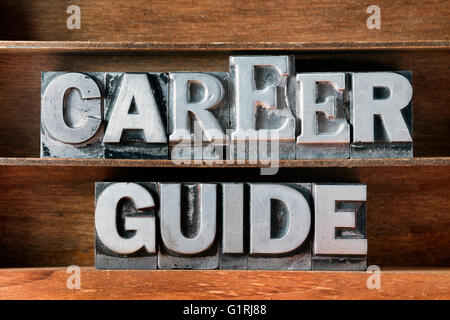 Guide de carrière de phrase type letterpress métallique sur plateau en bois Banque D'Images