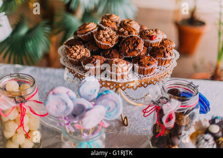 Groupe de délicieux petits gâteaux au chocolat et friandises lors de célébration, partie dans un restaurant Banque D'Images