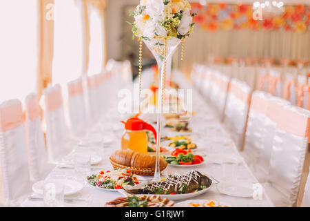 Image de tableaux indiquant en orange lors d'une salle de mariage de luxe, close-up Banque D'Images