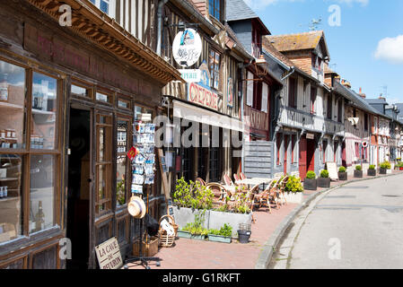 Dans la rue jolie village de Beuvron-en-Auge, Pays d'Auge région de Normandie Banque D'Images