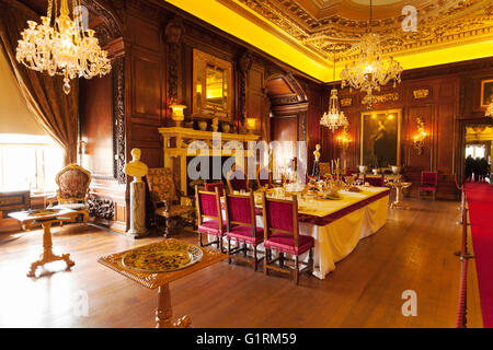 Le salon rouge datant des années 1750, soi-disant hanté ; le château de Warwick, Warwickshire, Angleterre Royaume-uni intérieur Banque D'Images