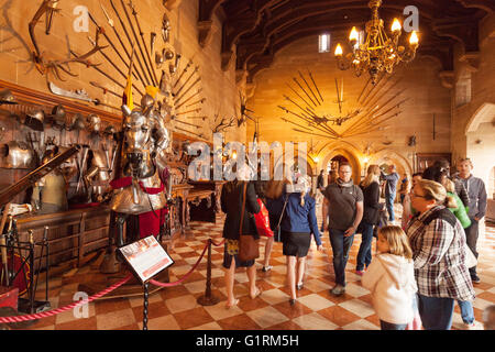 Les touristes dans le Grand Hall, le château de Warwick, Warwickshire, Angleterre Royaume-uni intérieur Banque D'Images