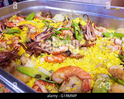 La Paella de fruits de mer frais, avec octopus, pétoncle, crevette et saumon Banque D'Images